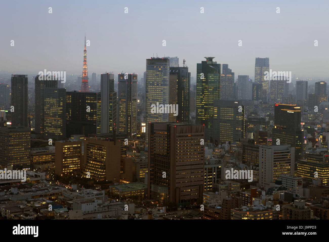 Japan, Tokio, Shimbashi District, Blick auf die Stadt, Shiodome, Licht, Dämmerung, Asien, Ostasien, Stadt, Hauptstadt, Stadt, Architektur, Gebäude, Hochhäuser, Geschäftsräume, Turm, Beleuchtung, dunstig, Dusk, Stockfoto