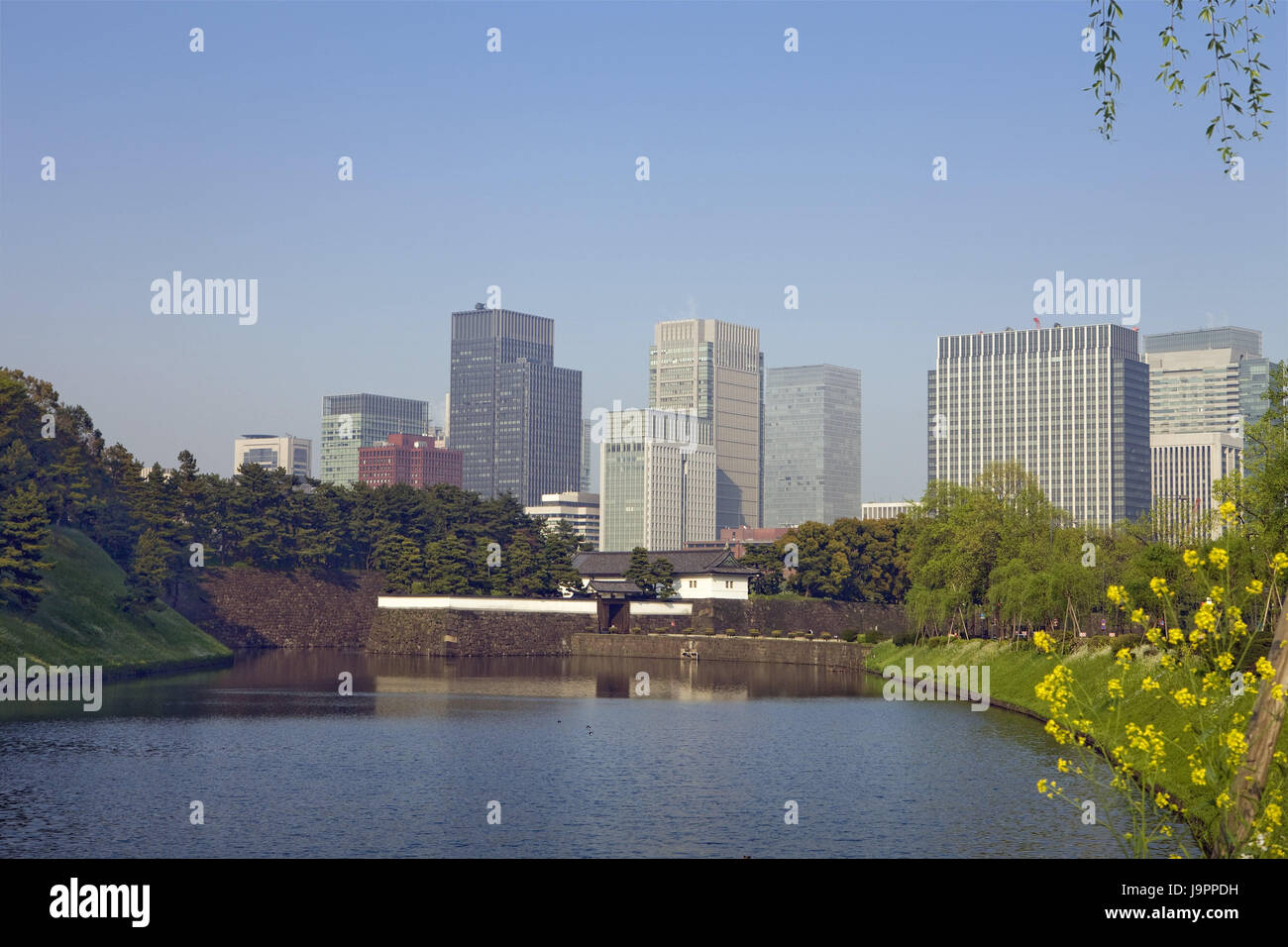 Japan, Tokio, Marunouchi District, Blick auf die Stadt, Hochhäuser, Kanal, Asien, Ostasien, Stadt, Hauptstadt, Stadt, Businesscenter, Geschäftsräume, Architektur, Bürohaus, Fluss, Wasser, Stockfoto