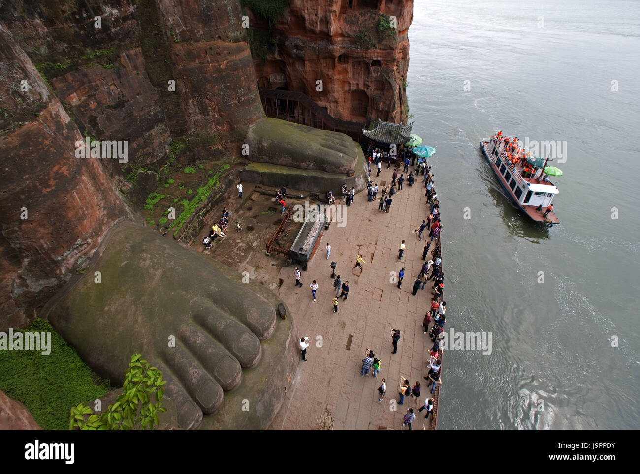 China, Sichuan, Leshan, Buddha-Statue, Detail, Füße, Touristen, Schiff, Asien, Ostasien, Ort von Interesse, Meitreya, sitzend, Buddha Statue, Figur, Buddhas Charakter, Buddhismus, Buddhist, Religion, glauben, Bewunderung, Felsen, Felswand, Statue, unglaublich, riesig, groß, Kultur, UNESCO-Weltkulturerbe, Tourismus, Person, Ausflugsschiff, Wasser, Stockfoto