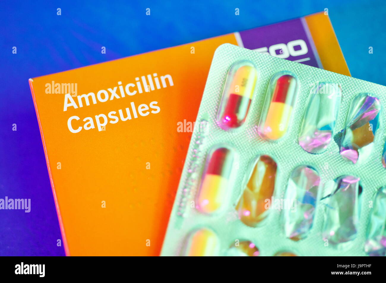 Still-Leben dramatische Beleuchtung von Amoxicillin Tabletten ein-und Pakete für bakterielle Infektionen eingesetzt Stockfoto