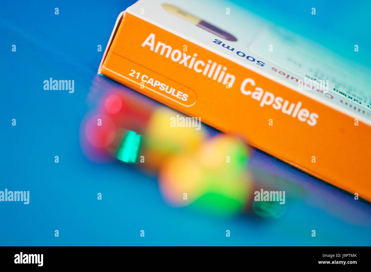 Still-Leben dramatische Beleuchtung von Amoxicillin Tabletten ein-und Pakete für bakterielle Infektionen eingesetzt Stockfoto