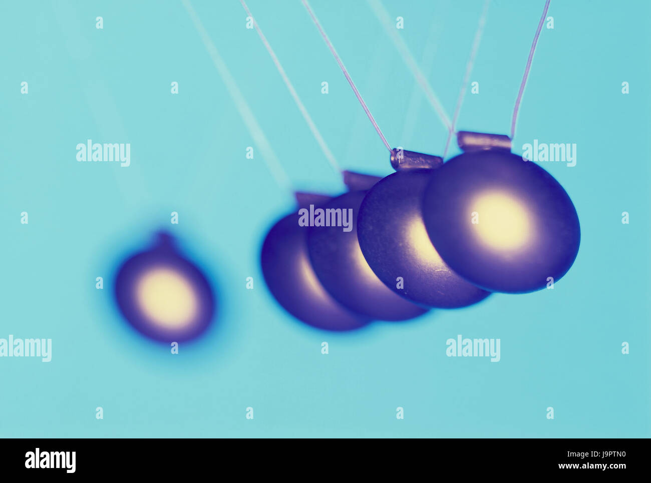 Schuss setzen Pendel 'Managerspiel', Kugel, mittlere Close-Up, Kugel Pendel, Newtons Pendel, Newtons Wiege, Auswirkungen, Impuls, Energie, hängen, schwingen, übertragen, spielen, weiterleiten, kick-off Kick-off, Studio, Untergrund blau, Stockfoto