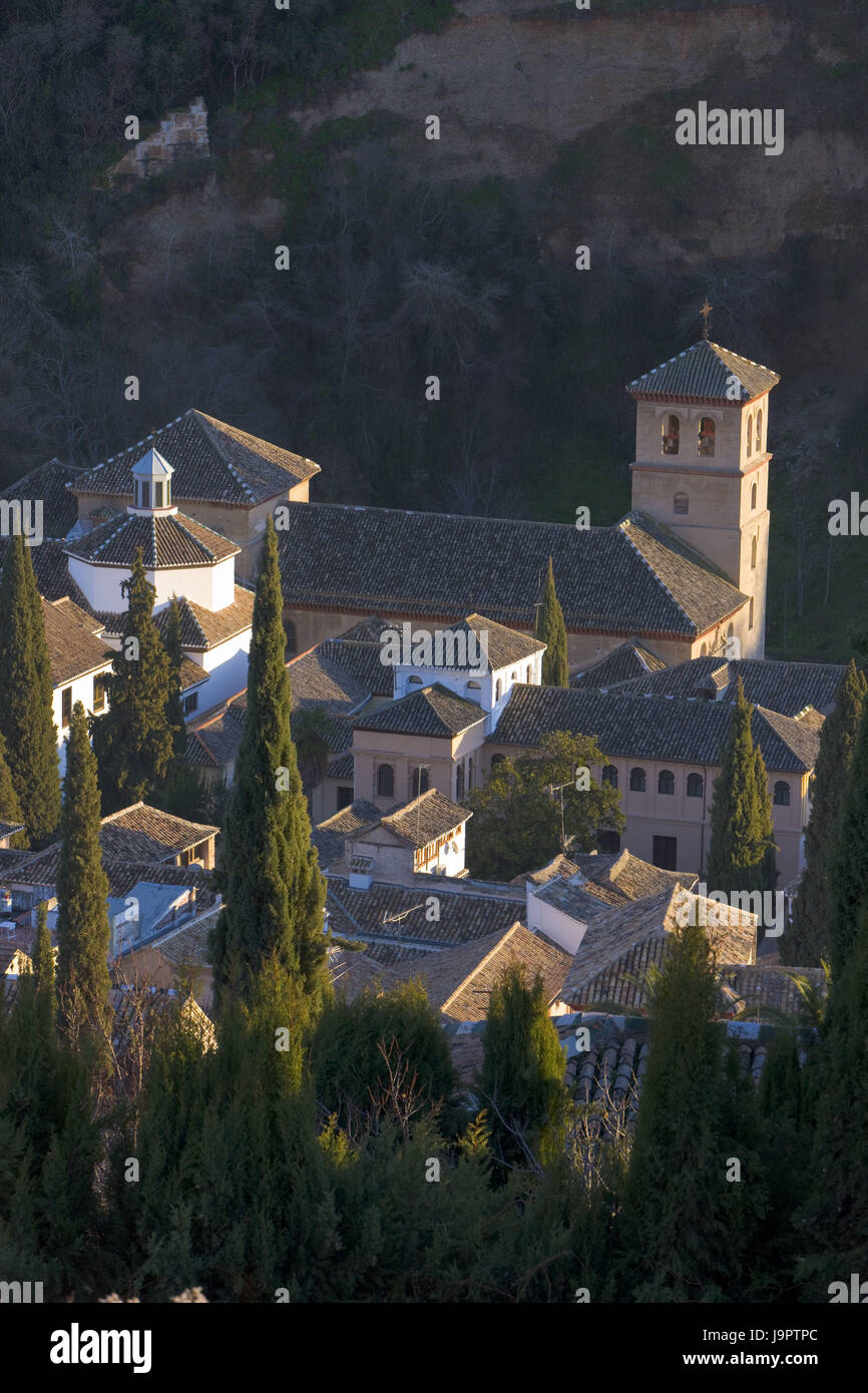 Spanien, Andalusien, Granada, Albaycin, Dächer, Bäume, Kirche, Iglesia San Pedro und San Pablo, Gebäude, Stockfoto