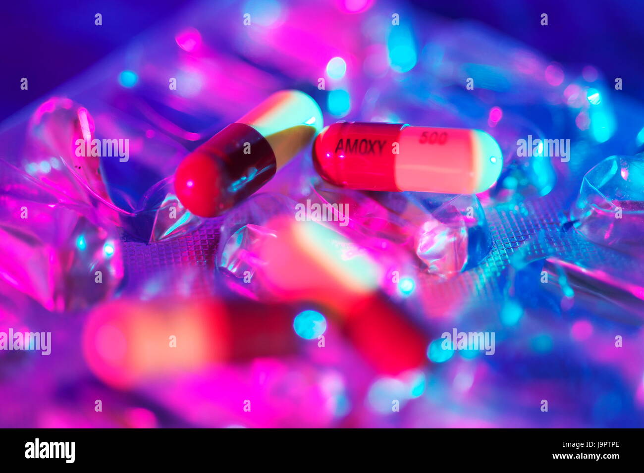 Still-Leben dramatische Beleuchtung von Amoxicillin Tabletten ein-und Pakete für bakterielle Infektionen eingesetzt Stockfoto
