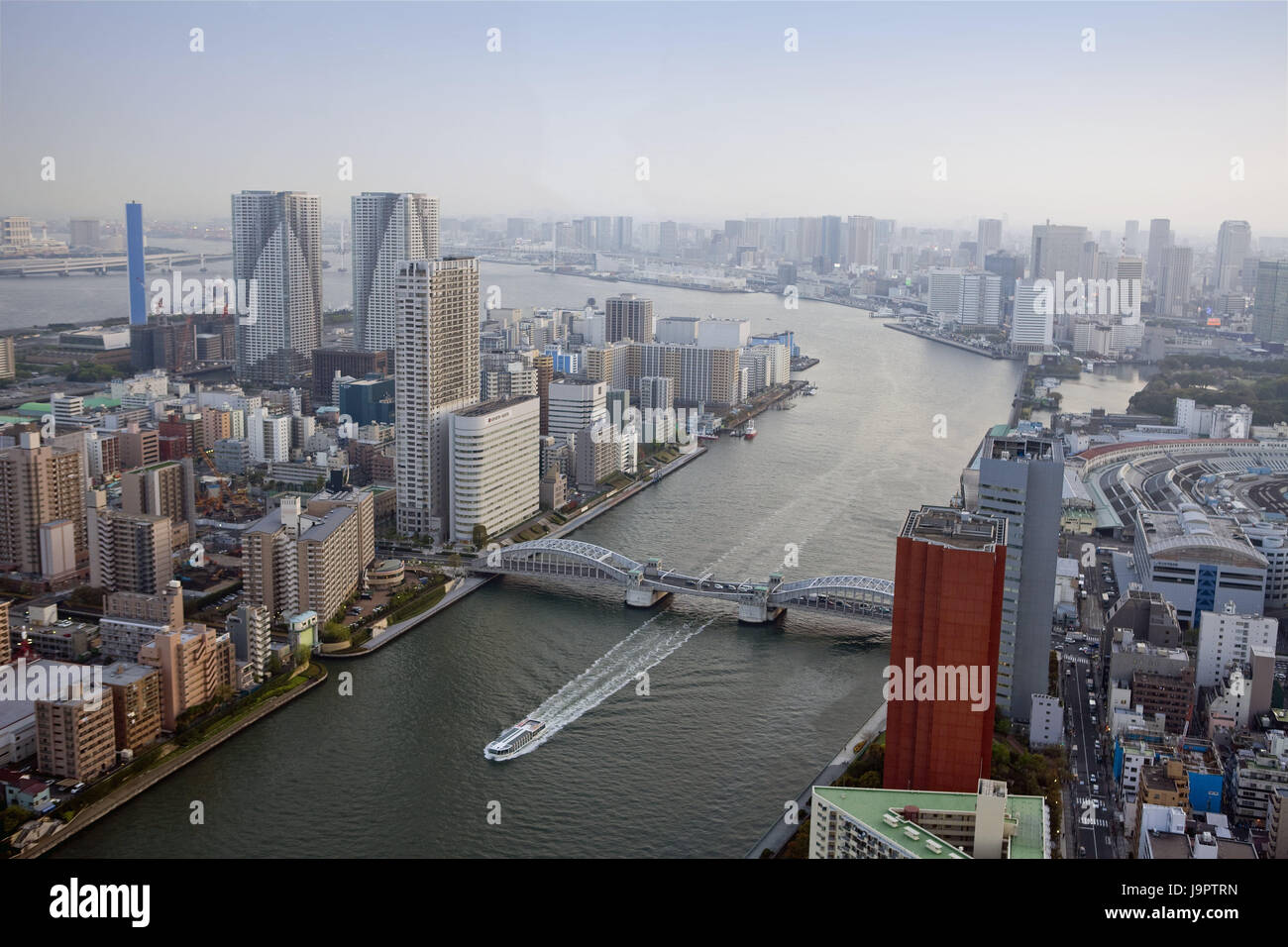 Japan, Tokio, Chuo-Ku Bezirk, Blick auf die Stadt, Sumida-Fluss, Asien, Ostasien, Stadt, Hauptstadt, Stadt, Stadt, Fluss, Brücke, Schiff, Häuser, Hochhäuser, Architektur, Geschäftsräume, dunstig, Teil Stockfoto