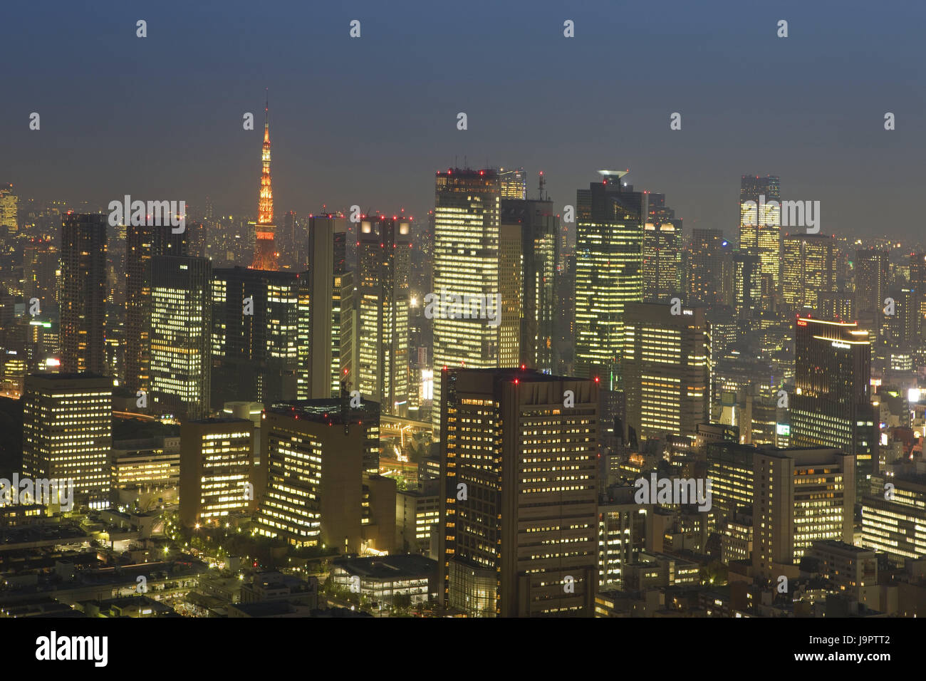 Japan, Tokio, Shimbashi Bezirk, Blick auf die Stadt, Shiodome, Lichter, Abend, Asien, Ostasien, Stadt, Hauptstadt, Stadt, Architektur, Gebäude, Hochhäuser, Geschäftsräume, Turm, Beleuchtung, dunstig, Stockfoto