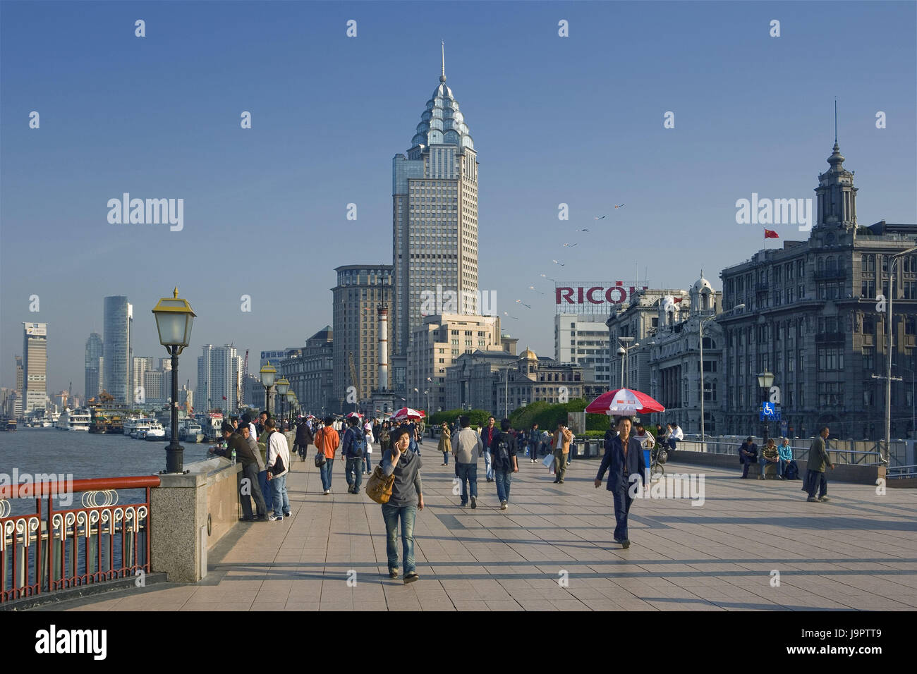 China, Shanghai, Bundle, Fußgänger, Hintergrund Hochhäuser, Asien, Ostasien, Stadt, Stadt, Teil der Stadt, Promenade, Uferpromenade, Person, Häuser, Gebäude, Architektur, Huangpu Fluss, Tourismus, Passer-von Touristen, im Außenbereich Stockfoto