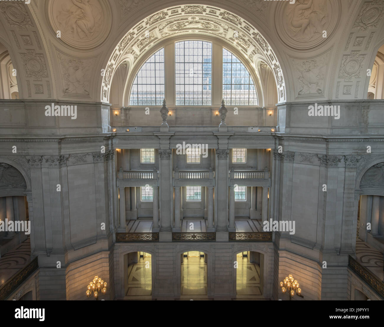 San Francisco, Kalifornien - 1. Juni 2017: San Francisco City Hall. Die Rotunde Wände mit dem Galeriefenster wie aus dem 4. Stock zu sehen. Stockfoto