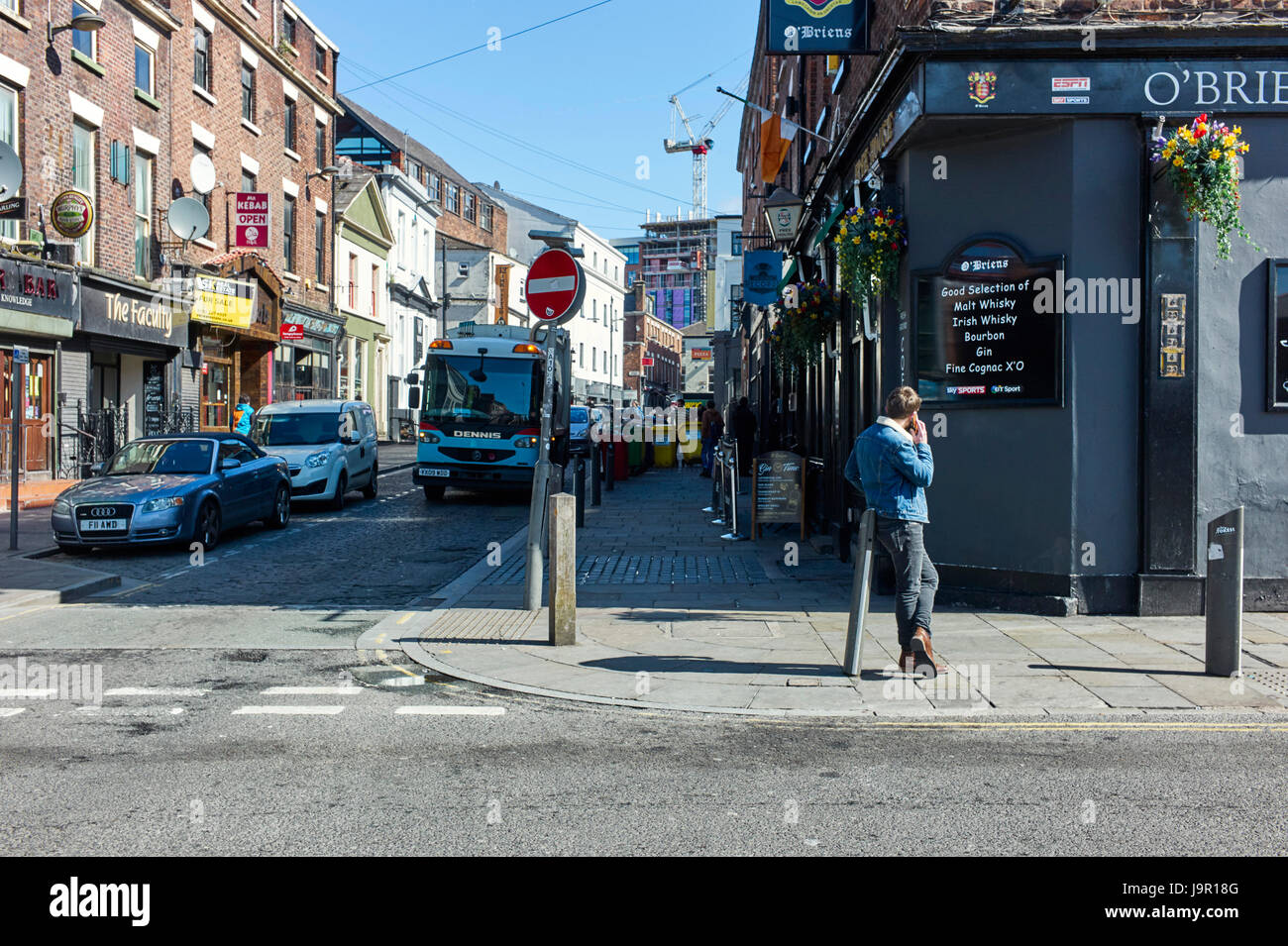 Mann am Telefon an Ecke in Bold Street Bereich von Liverpool Stockfoto