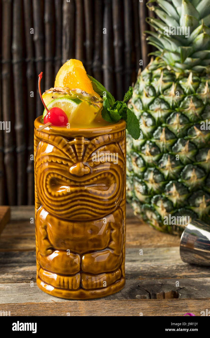 Erfrischende kalte Tiki Drink Cocktails mit Ananas-Kirsche Orange Beilagen Stockfoto