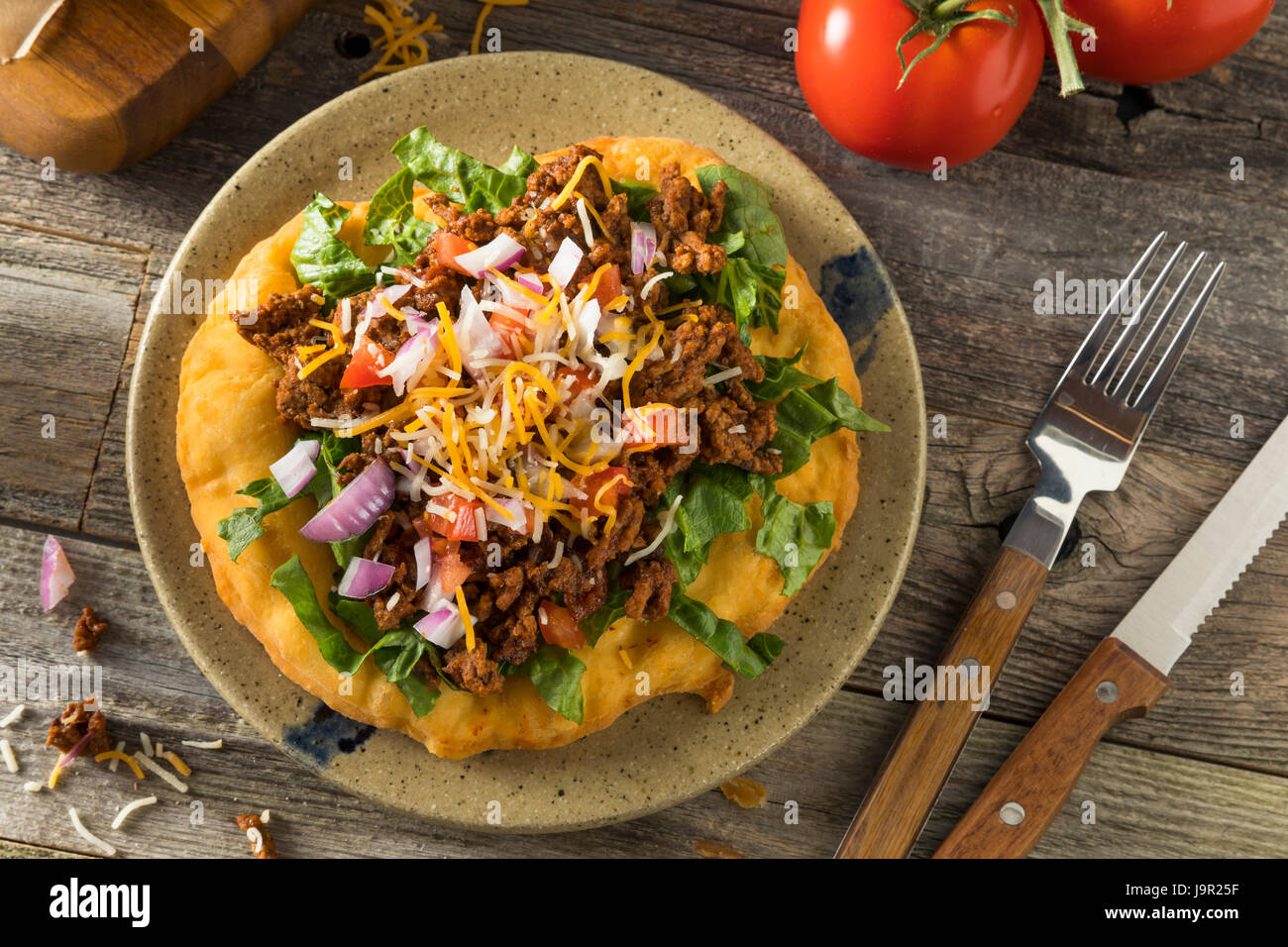 Hausgemachte indische Braten Brot Tacos mit Boden Rindfleisch, Salat und Tomate Stockfoto