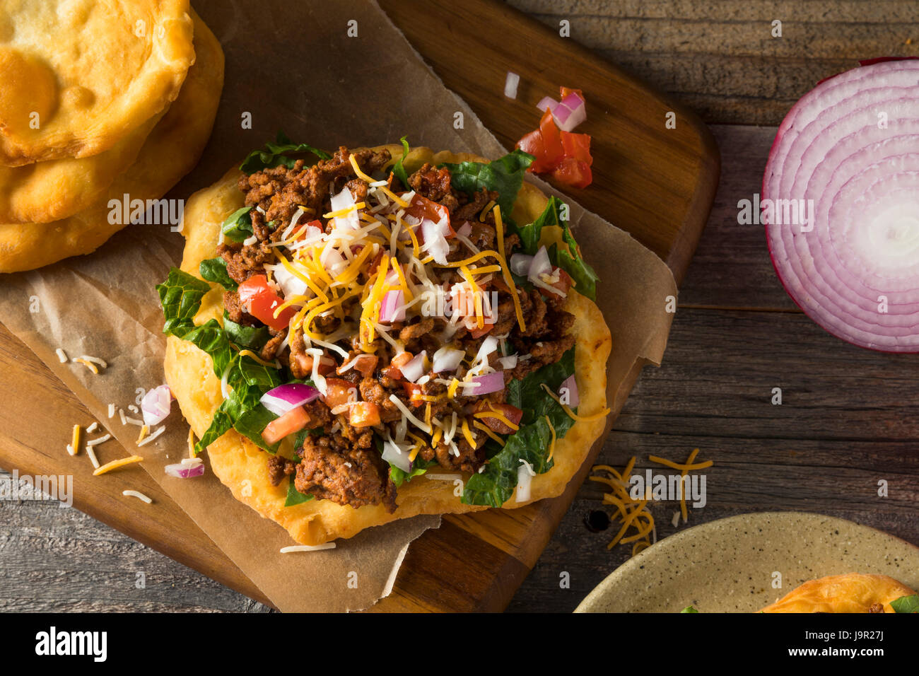 Hausgemachte indische Braten Brot Tacos mit Boden Rindfleisch, Salat und Tomate Stockfoto
