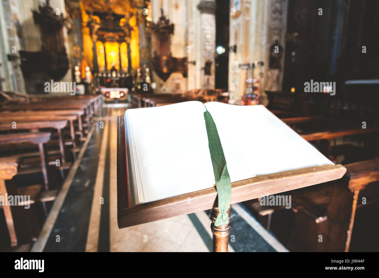 leeres Buch Kirche Stockfoto