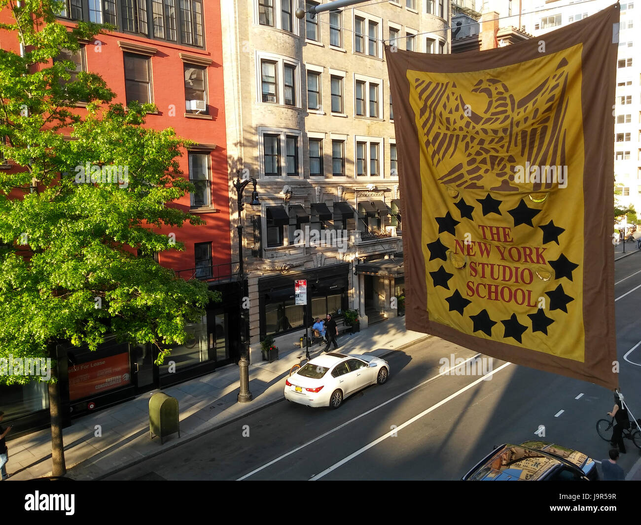 Das Banner des New Yorker Studio Schule der Zeichnung, Malerei und Skulptur schwebt über Eighth Street in Greenwich Village in New York auf Mittwoch, 17. Mai 2017.  Das Whitney Museum of American Art ursprünglich besetzten das Gebäude von den Anfängen im Jahre 1931 bis 1954. (© Richard B. Levine) Stockfoto