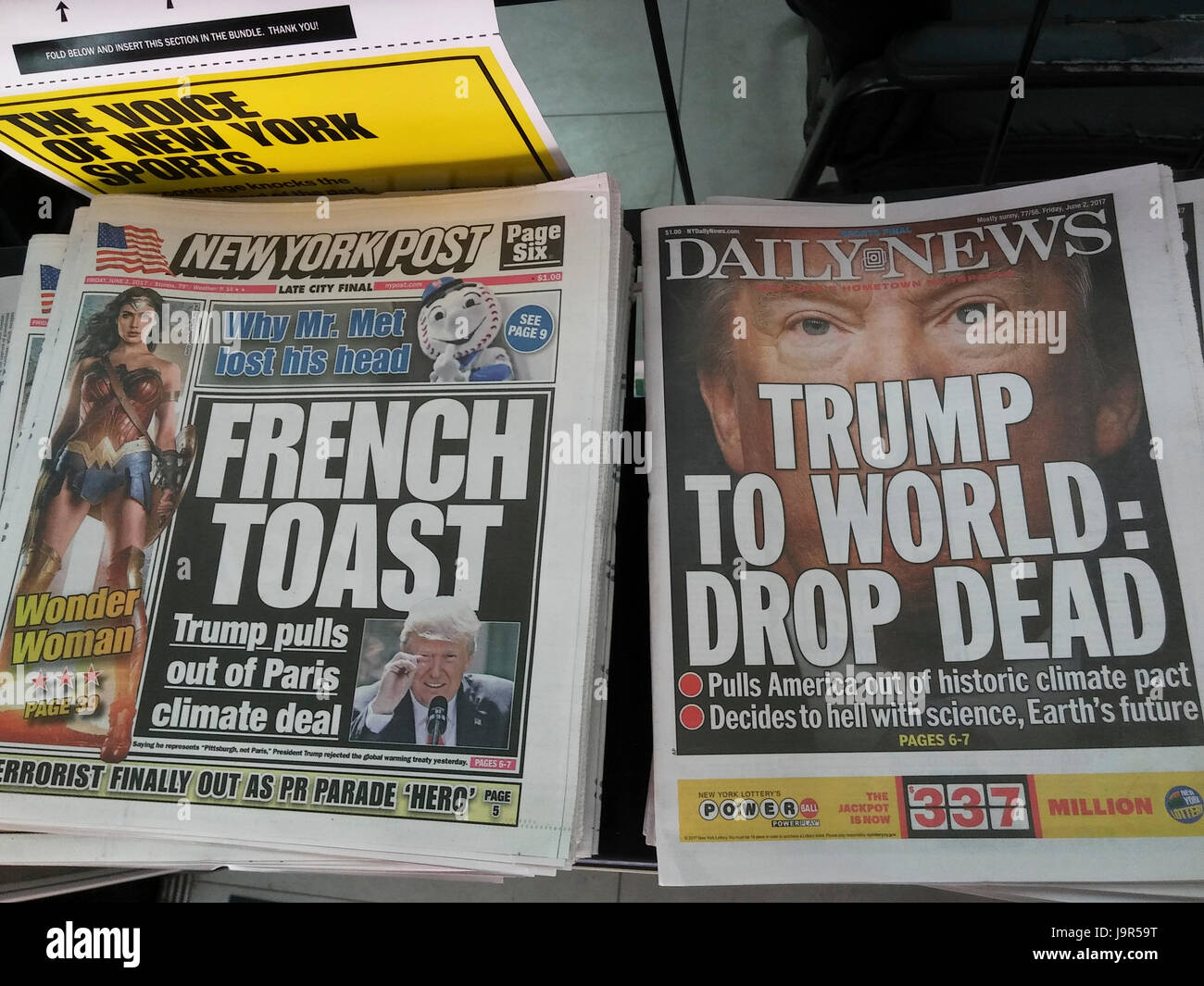 Schlagzeilen von New York Freitag, 2. Juni 2017 Zeitungen berichten über Präsident Donald Trump Rückzug der USA aus Klima-Abkommen von Paris. (© Richard B. Levine) Stockfoto