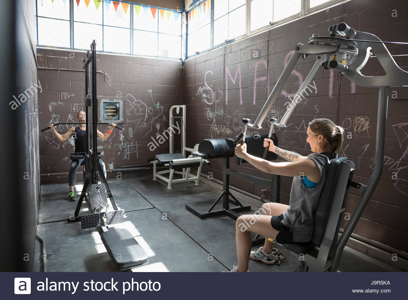 Fit Woman Gewichtheben in düstere Turnhalle Stockfoto