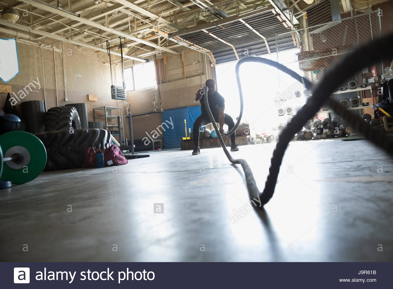 Mann tut Crossfit kämpfen Seile Fitnessstudio Stockfoto