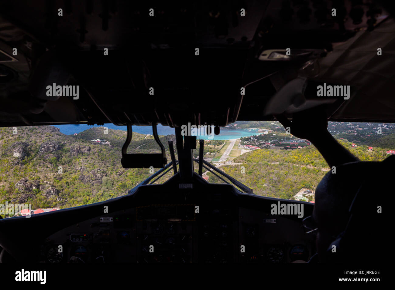 Ein beängstigend Anflug und die Landung aus einem kleinen Flugzeug auf der Landebahn des Flughafens auf der Insel St. Barts in den französischen Antillen Stockfoto