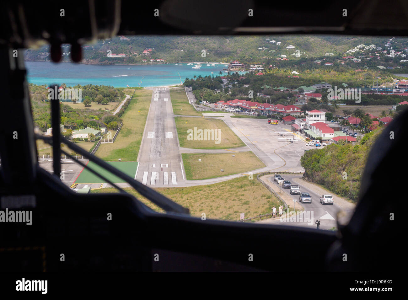 Ein beängstigend Anflug und die Landung aus einem kleinen Flugzeug auf der Landebahn des Flughafens auf der Insel St. Barts in den französischen Antillen Stockfoto