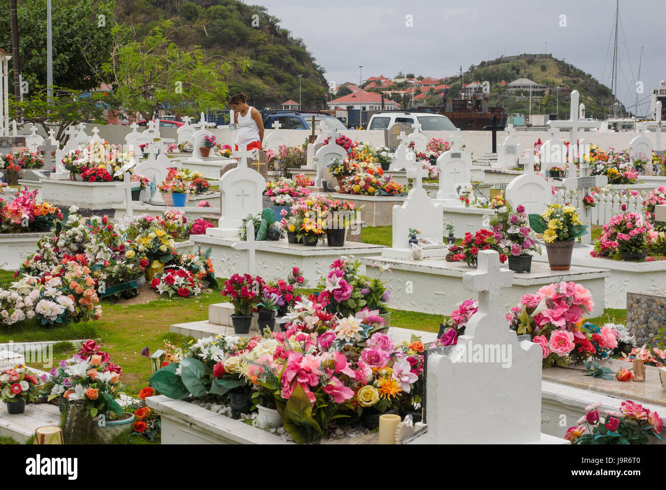 Familien stellen Seidenblumen auf die Gräber ihrer verstorbenen Verwandten auf dem Friedhof auf der karibischen Insel st. Barts in den französischen Antillen Stockfoto