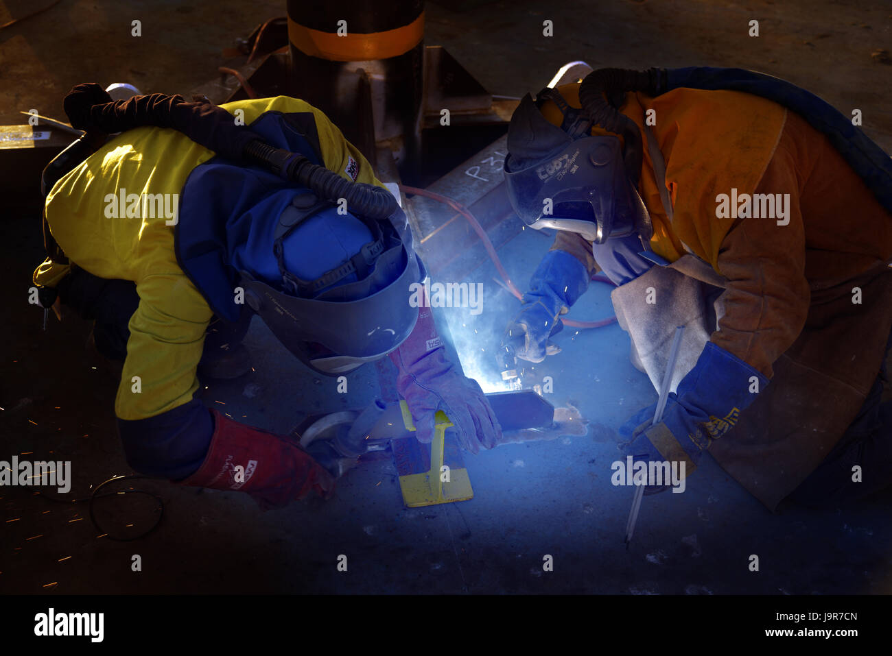 Marine Schweißer bei der Arbeit auf dem Stahl Deck eines Schiffes Stockfoto