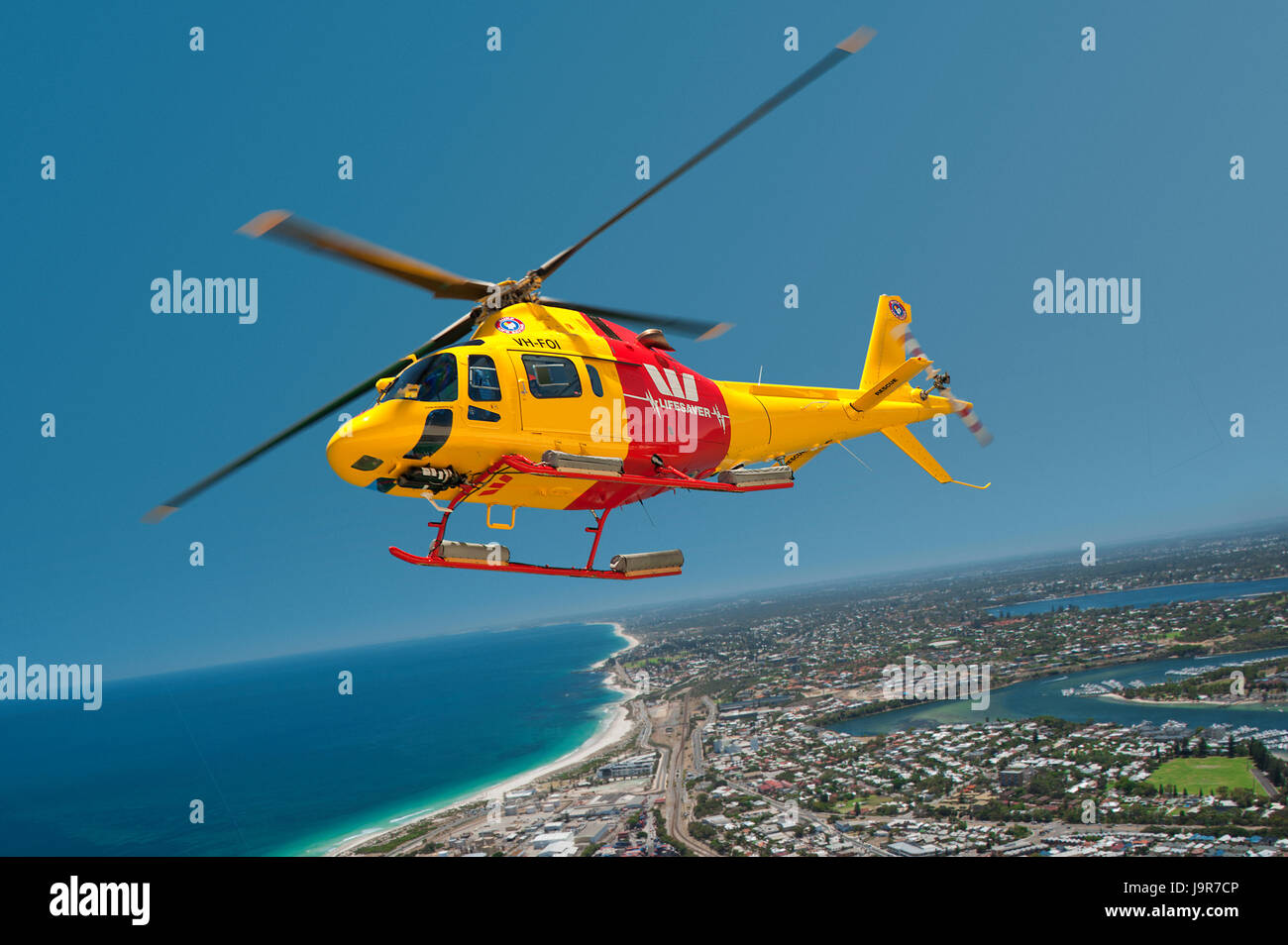 Luft-zu-Luft-Ansicht der Westpac Augusta Hubschrauber über der nördlichen Strände von Perth. Stockfoto