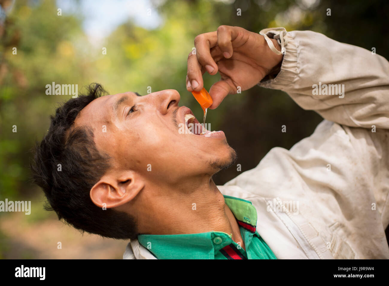 Ein Landwirt Honig Proben etwas frisch geerntete Honig in Léon Abteilung, Nicaragua. Stockfoto