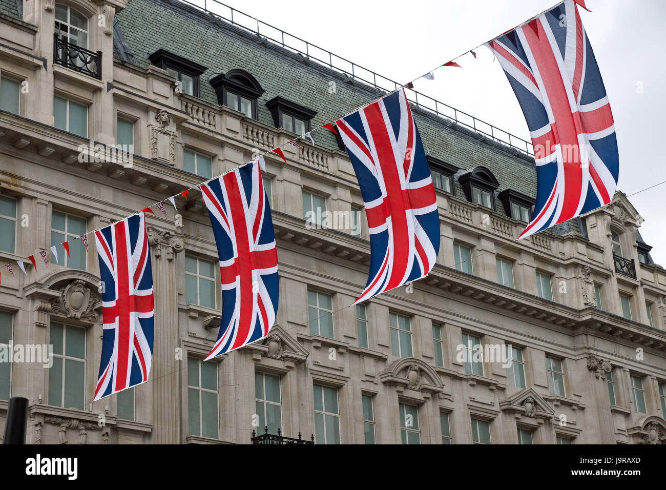 Straße mit britischen Flaggen Stockfoto