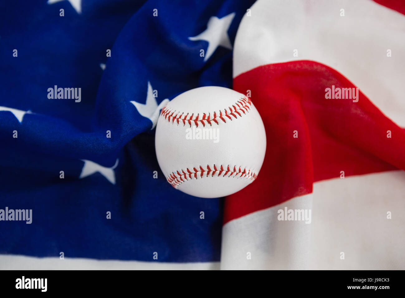 Nahaufnahme von Baseball auf eine amerikanische Flagge Stockfoto