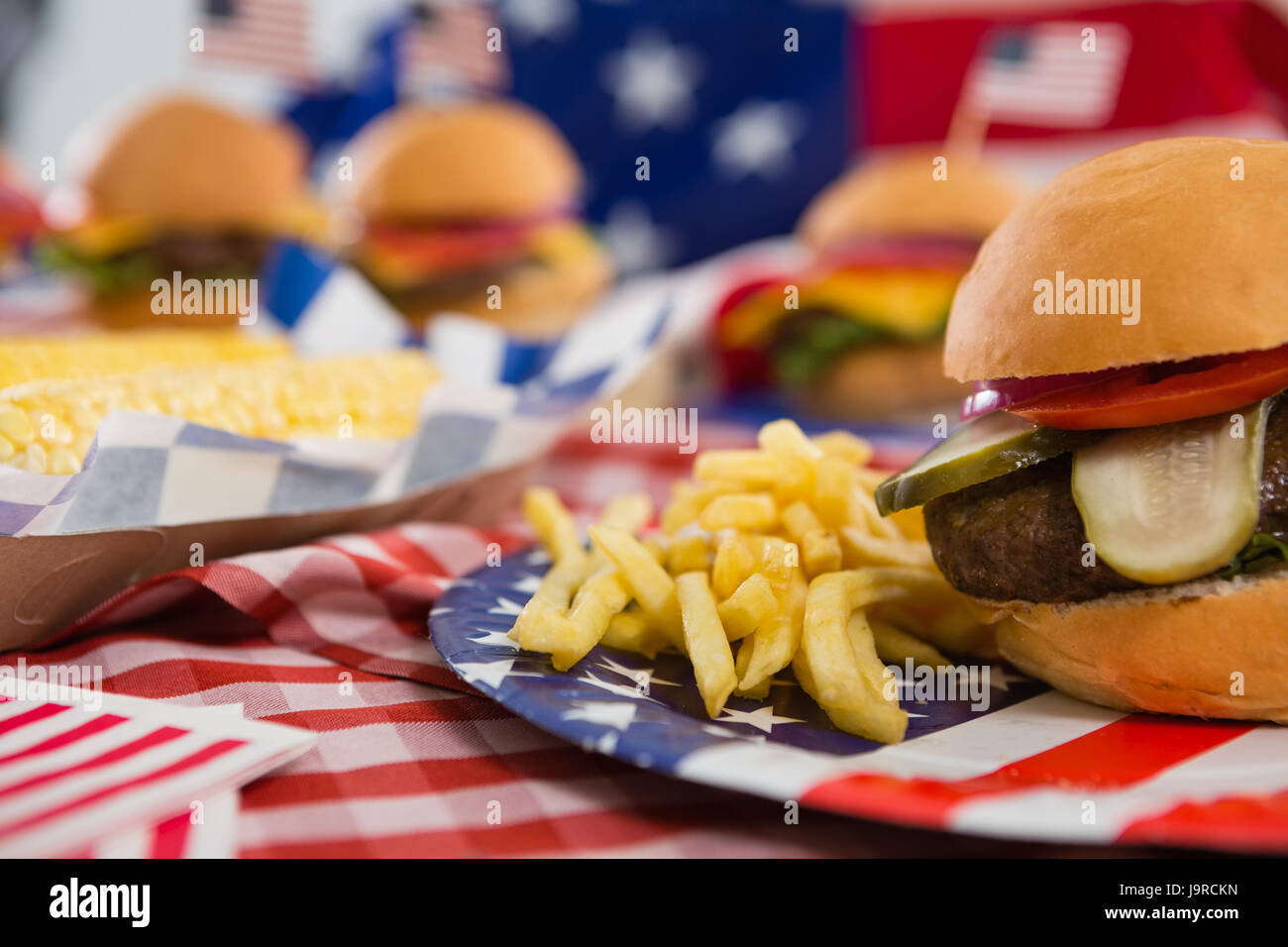 Hamburger und Pommes Frites auf Platte mit 4 th Juli Thema Stockfoto