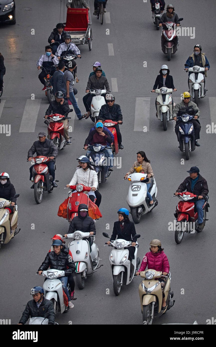 Belebte Straße voller Motorräder, Hanoi, Vietnam Stockfoto