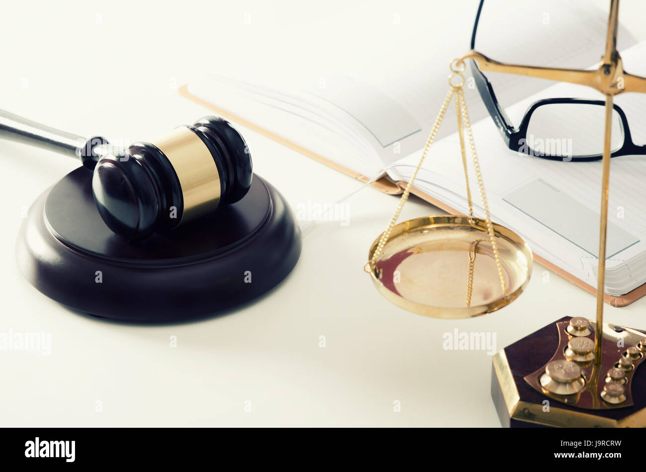 Gesetz Skala Gerechtigkeit mit Hammer im Hintergrund. Skala Rechtsanwalt Gerechtigkeit rechtlichen Gerichtssaal Hammer Brille Begriff Stockfoto