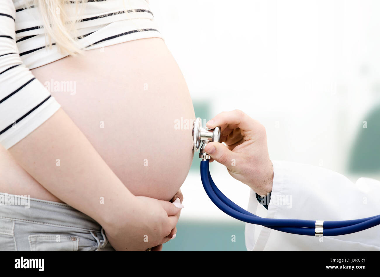 Arzt mit Stethoskop untersuchen schwangere Frau. Schwangerschaft Arzt Frau Gesundheitskonzept Stockfoto