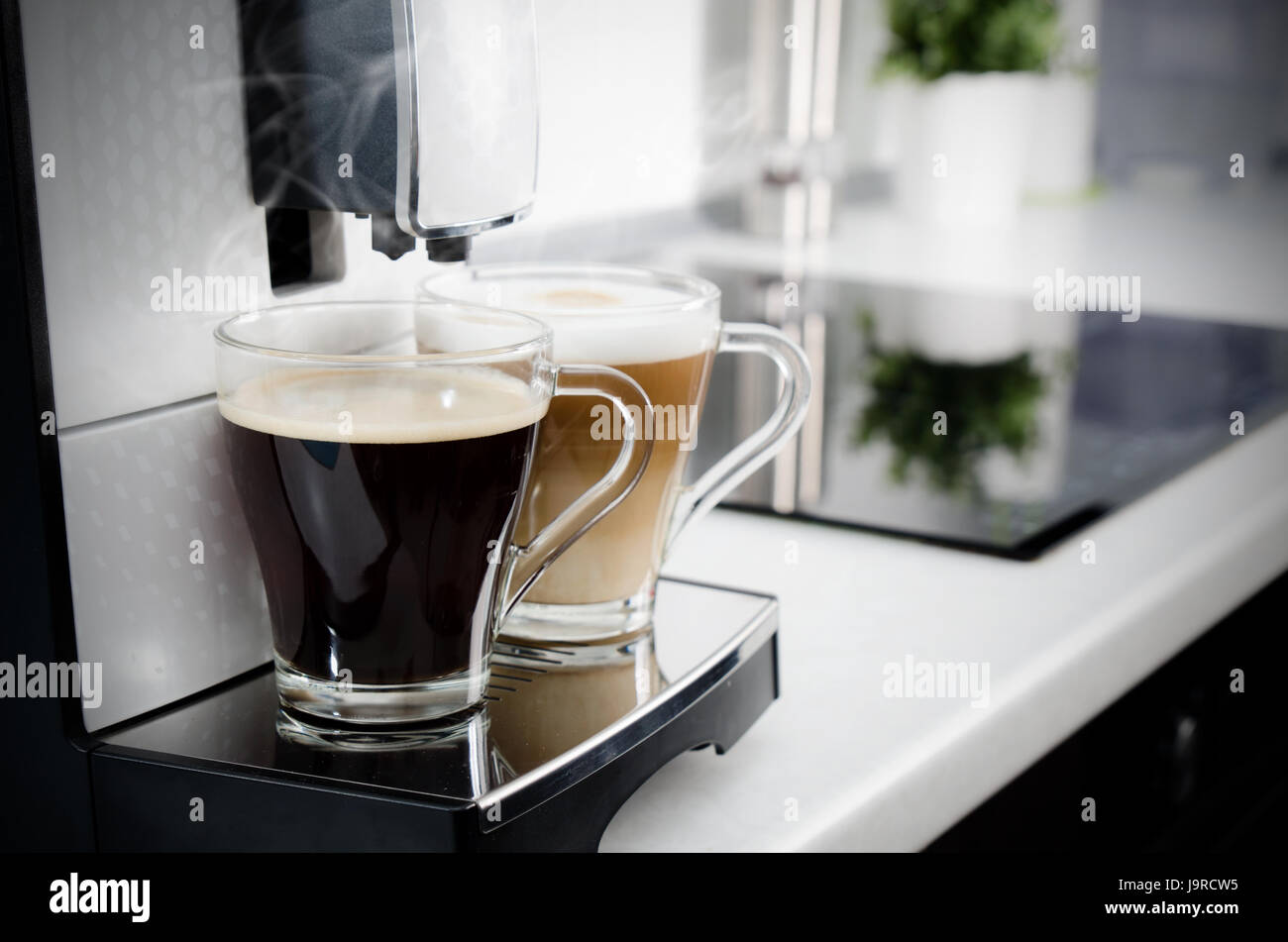 Zwei Tassen Kaffee, home Profi-Kaffee-Maschine. Kaffee Latte Macchiato Cappuccino Espresso Milch Schaum Maschinenkonzept Stockfoto