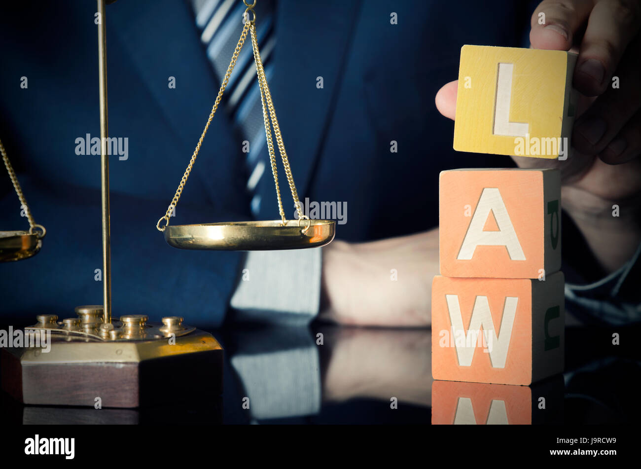 Der Anwalt stellt Gesetz Wort. Rechtsanwalt und Anwalt Konzept. Rechtsanwalt Gesetz Justiz Richter skaliert Gerichtssaal Blöcke Spielzeug Konzept Stockfoto