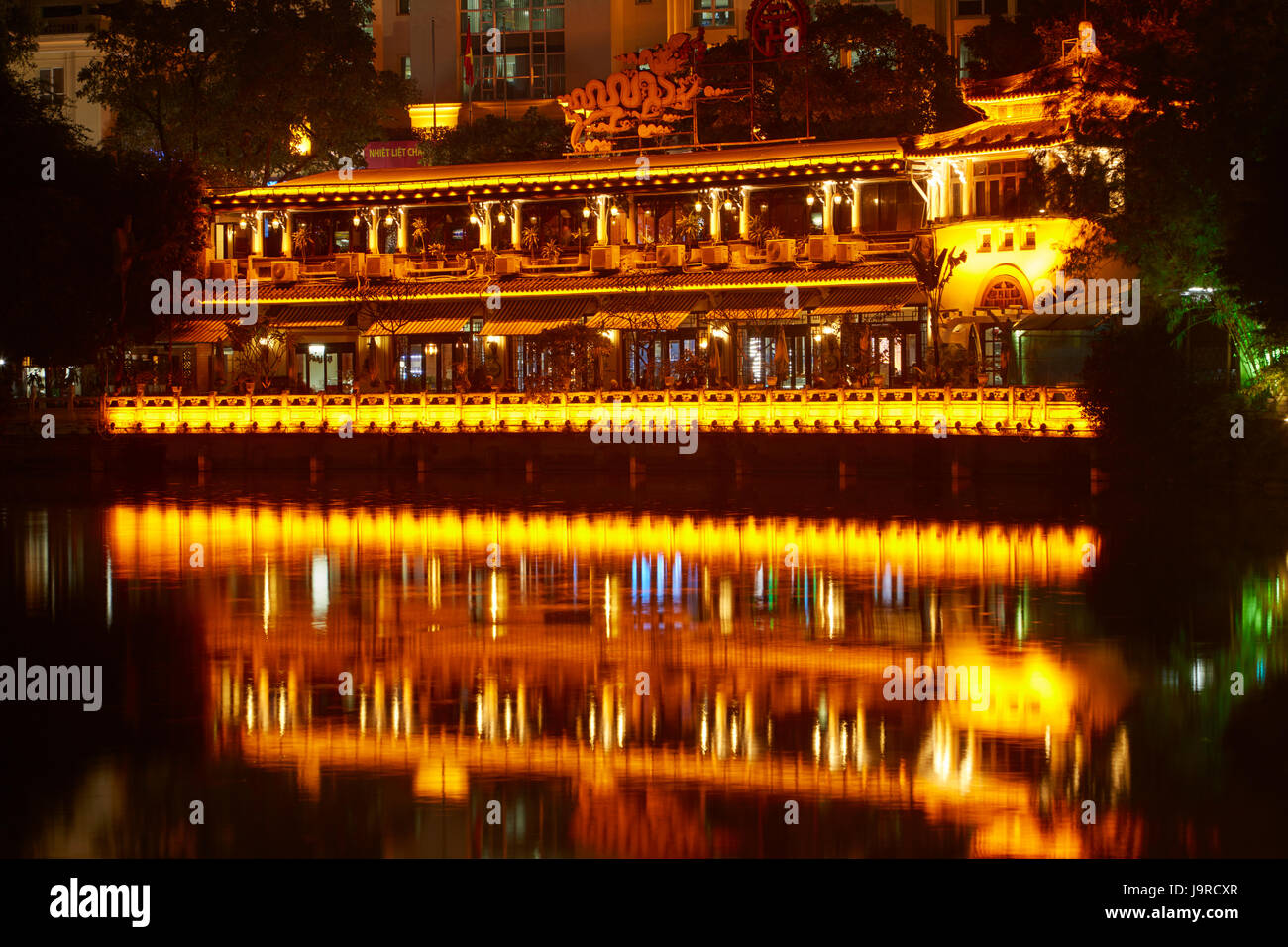 Restaurant im Hoan-Kiem-See spiegelt sich in der Nacht, Hanoi, Vietnam Stockfoto