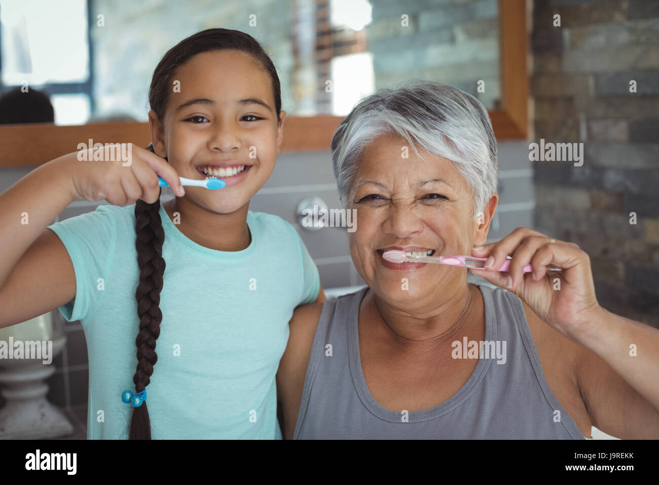 Großmutter und Enkelin Zähneputzen im Bad zu Hause Stockfoto