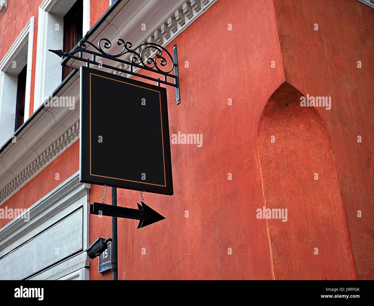 Schild-Seitenansicht des leeren weißen mock-up Beschilderung in schwarzen Rahmen mit alten Stadt Wand Hintergrund Display außen. Mittelalter, Mittelalter-Stil mit arti Stockfoto