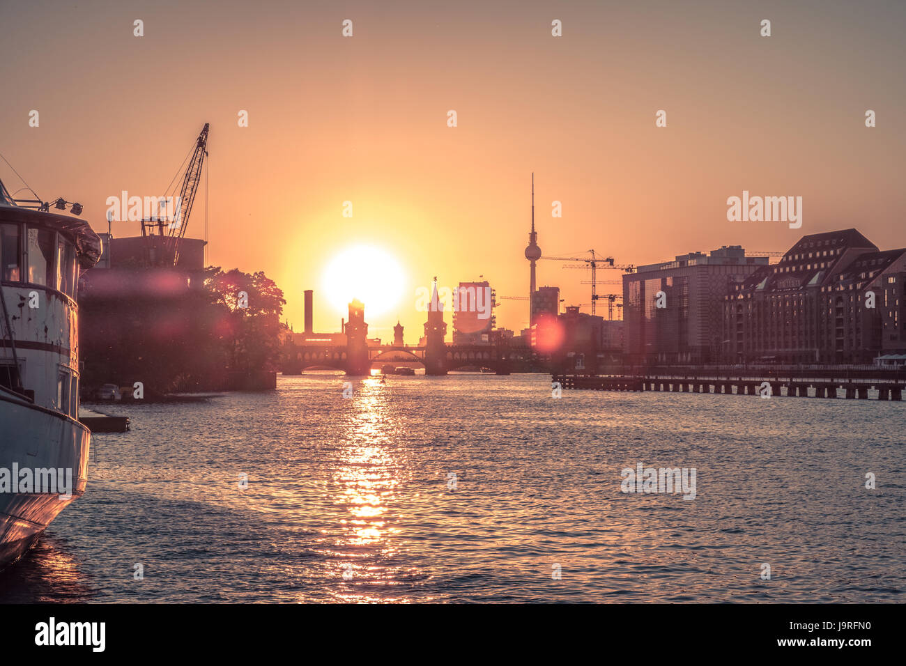 Fluss Spree, Oberbaumbrücke, Fernsehturm - Berlin Skyline der Stadt mit Sonnenuntergang Himmel Stockfoto