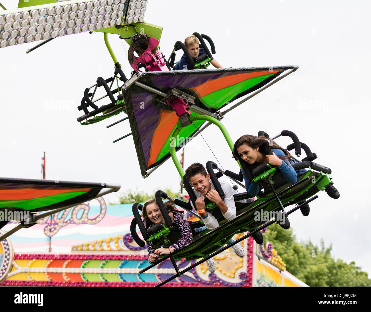 Beliebte Fahrt auf der Kirmes. Stockfoto