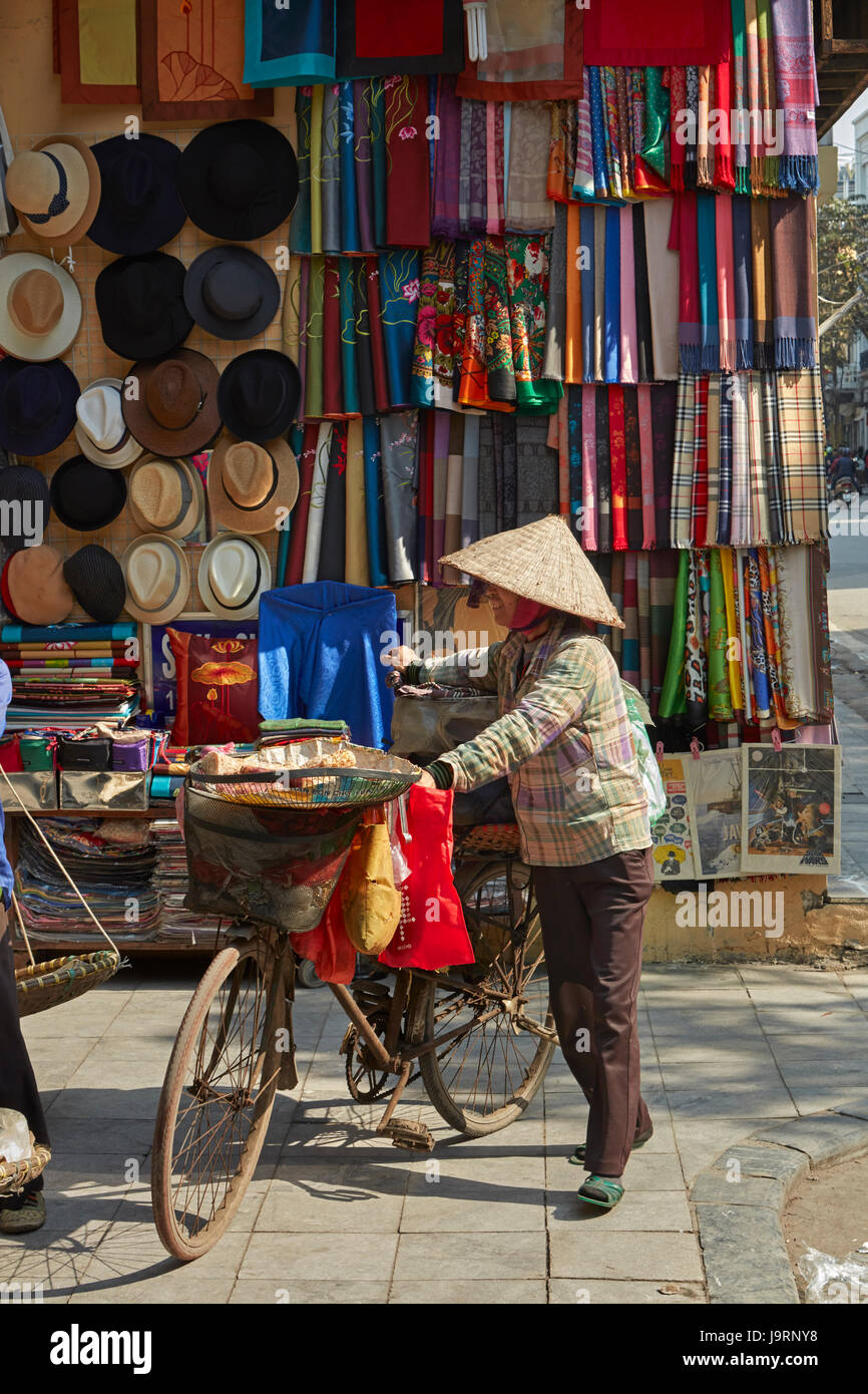 Frau mit dem Fahrrad, Altstadt, Hanoi, Vietnam Stockfoto