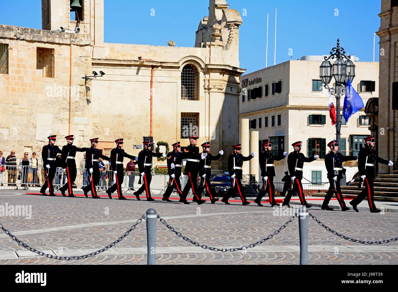 Politiker, die Ankunft in einer Limousine in der Auberge de Castille für eine EU-Konferenz mit Soldaten auf der Parade in Castille Square, Valletta, M Stockfoto