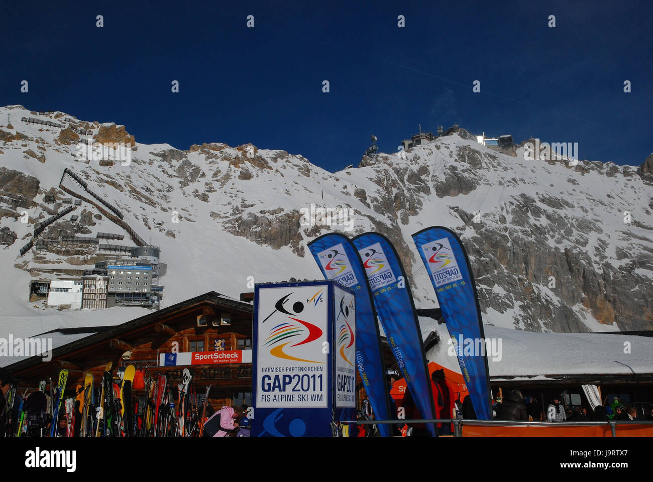Deutschland, Bayern, Zugspitze, Zugspitze Niederdeutsch, Sonnalpin, Ski-WM 2011, dekorieren mit Fahnen, Zugspitze Gipfel, Stockfoto