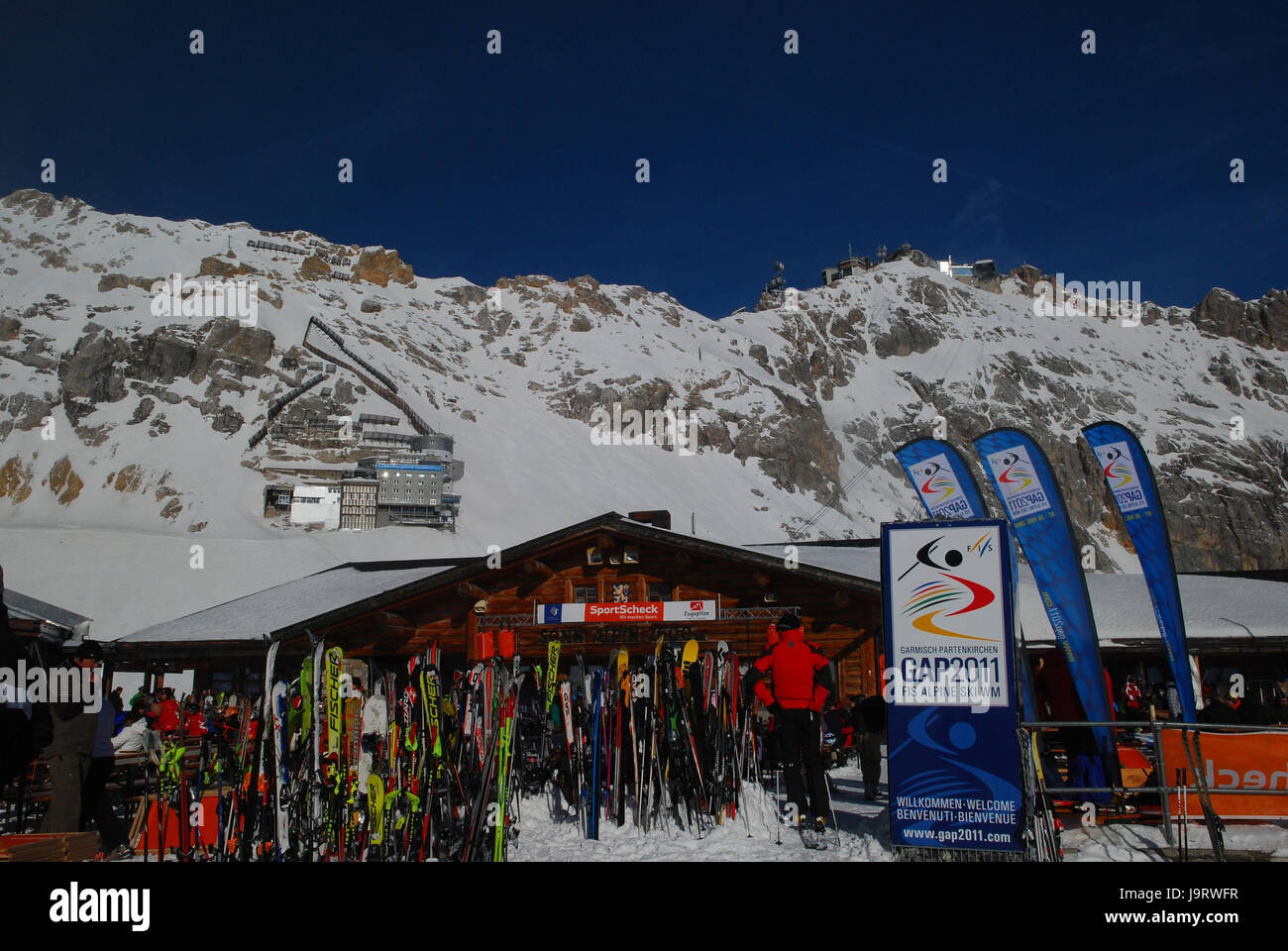 Deutschland, Bayern, Zugspitze, Zugspitze Niederdeutsch, Sonnalpin, Ski-WM 2011, dekorieren mit Fahnen, Zugspitze Gipfel, Stockfoto