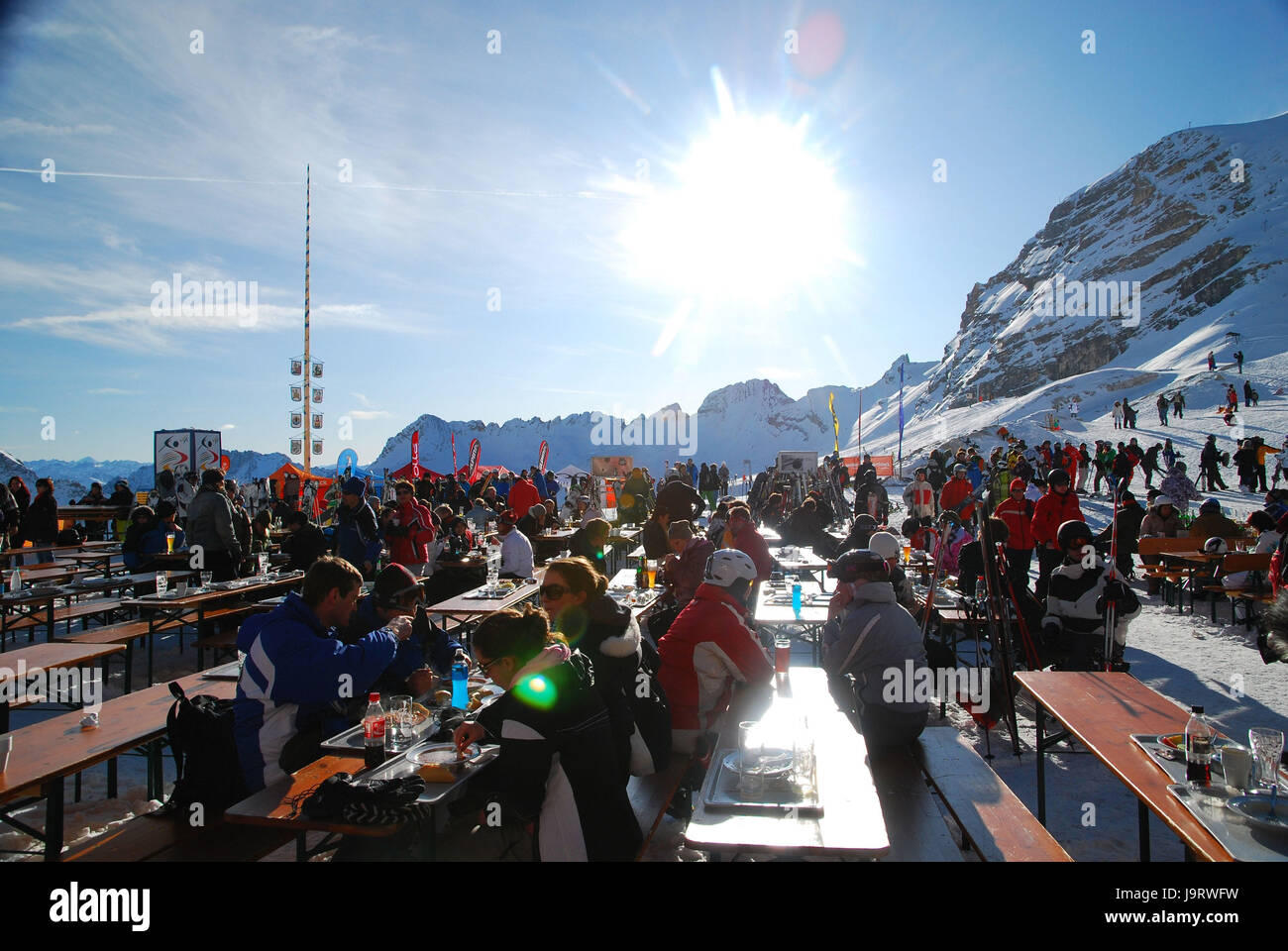 Deutschland, Bayern, Zugspitze, Zugspitze Niederdeutsch, Sonnalpin, Sonnenterrasse, Person, Gegenlicht, Stockfoto