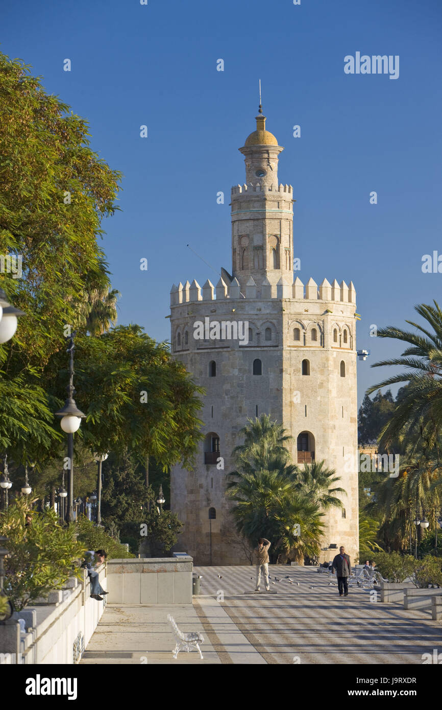 Spanien, Andalusien, Sevilla, Torre del Oro, Turm, Museum, Tourismus, Passer-von den Einheimischen Stockfoto