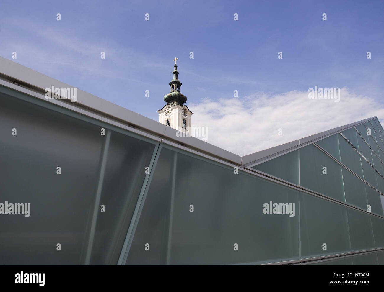 Österreich, Oberösterreich, Linz, Stadtpfarrkirche, gibt man Zentrum, Detail, Landeshauptstadt, Kulturmetropole, Industriestadt, Architektur, Struktur, Fassade, Glasfront, Gebäude, Ort von Interesse, Reiseziel, Himmel, Wolken, Kirche, Turm, Turm, Uhr, Kreuz, Kontrast, Gegesatz, Kirchturm Punkt, Modern, Stockfoto