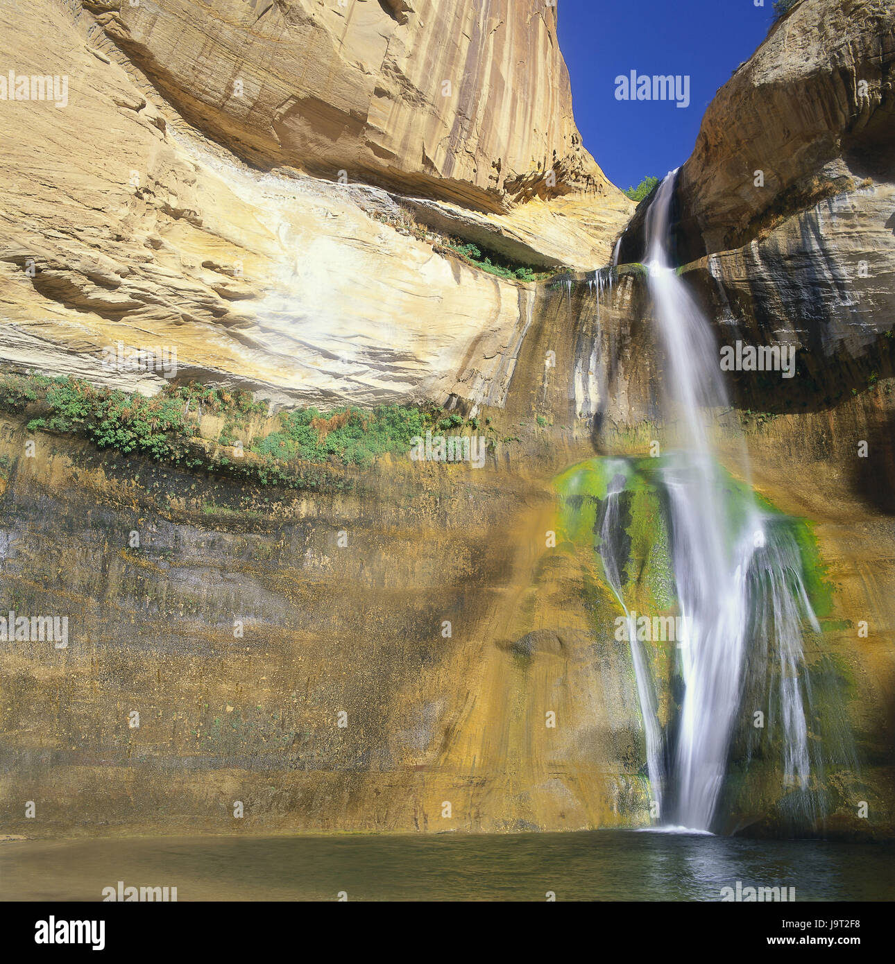 USA, Utah, Grand Staircase-Escalante bundesweit Denkmal, Lower Calf Creek Fall, Felsen, Wasserfall, nicht frei für Postkarten mk/Rb Nordamerika, Ansicht, Motion blur, Konzeption, menschenleer, Canyon, Felsen, Fluss, Geologie, Himmel, Landschaft, Natur, Naturphänomen, Ort von Interesse, Touristenattraktion, Wasser, sonnig, fließen, friedlich, kahl, spärlich, lebhaft, malerisch, frische, Sienna, Beige, Stockfoto