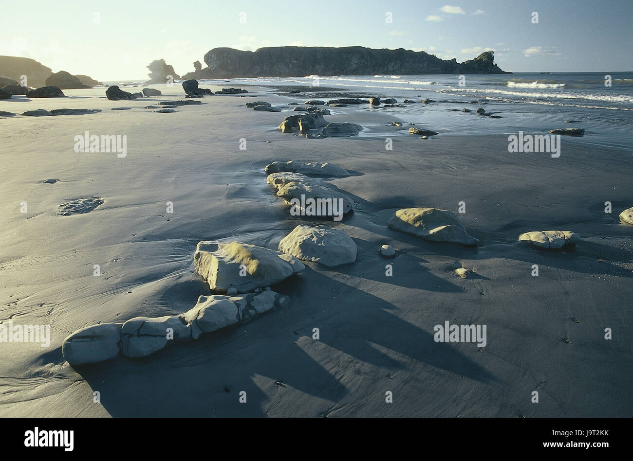 Neuseeland, Punakaiki, Paparoa National Park, Küste, Strand, Meer, Südinsel, Westküste, Paparoa National Park, menschenleer, Konzeption, Felsen, Landschaft, Natur, Steinen, Wasser, Wellen, Sand, Kiesel, endlos, grenzenlos, atmosphärisch, Ruhe, Freiheit, Reisen, Sehnsucht, Unendlichkeit, Urlaub, Breite, Küstenlandschaft, Stockfoto