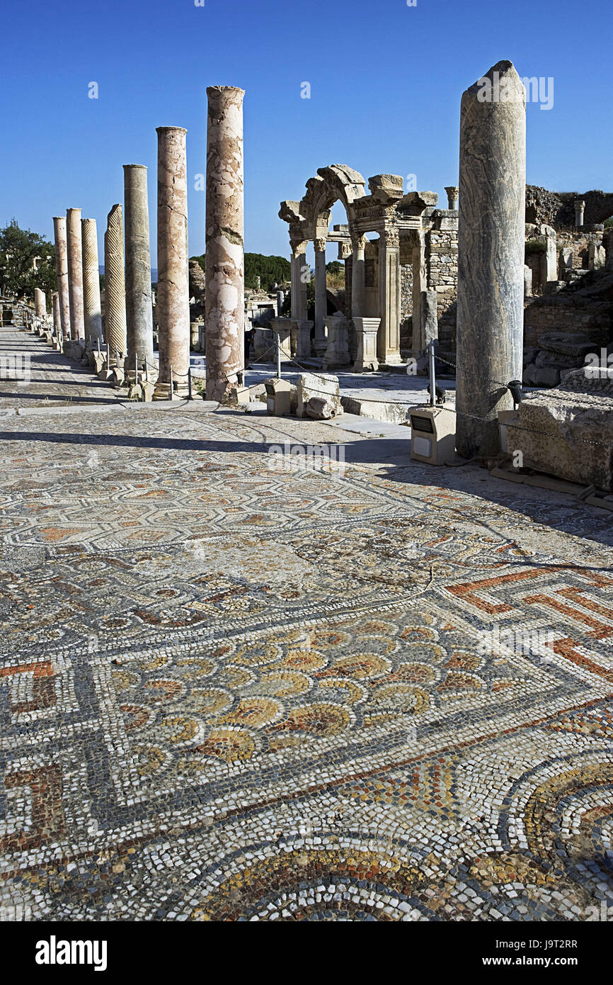 Türkei, Ephesus, Ruine, Hadrian-Tempel, Säulen, Mosaik, im Altgriechischen, Stadt, Ruinen, Ort von Interesse, Tempelruine, Tempel, Hadriantempel, Hadrian, Struktur, Architektur, Ausgrabung, Archäologie, draußen, menschenleer, Tourismus, Stockfoto